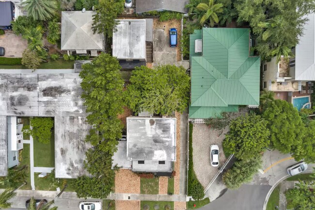 Building Photo - 200 NE 16th Ave