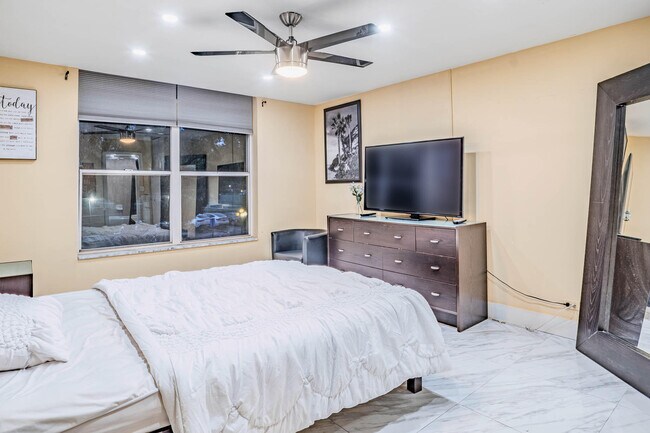 Building Photo - 3710 Inverrary Dr