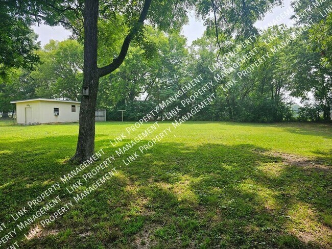 Building Photo - Don't Miss this Charming 2 bedroom with Ga...