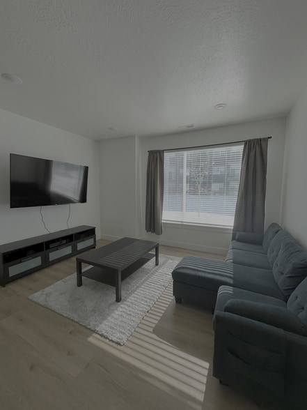 Building Photo - 460 E 25 N