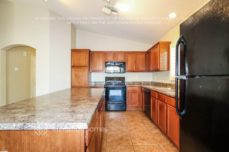 Building Photo - 781 S 167th Dr