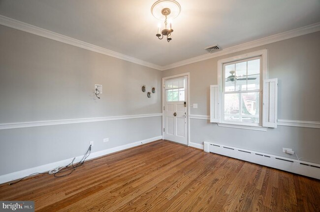 Building Photo - 506 E Windsor Ave