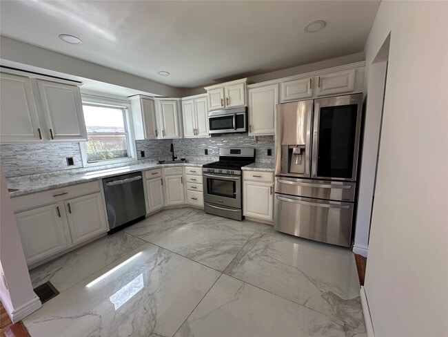 Building Photo - 14 Somers Ln