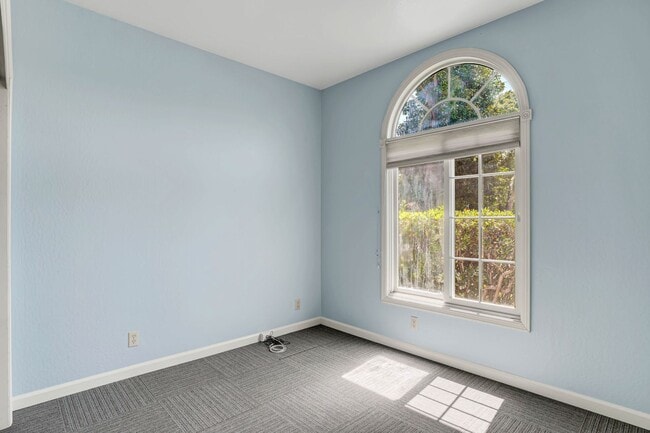 Building Photo - Spacious 4 bed, 2.5 Bath Home with Bonus Room and Pool in Palo Alto!