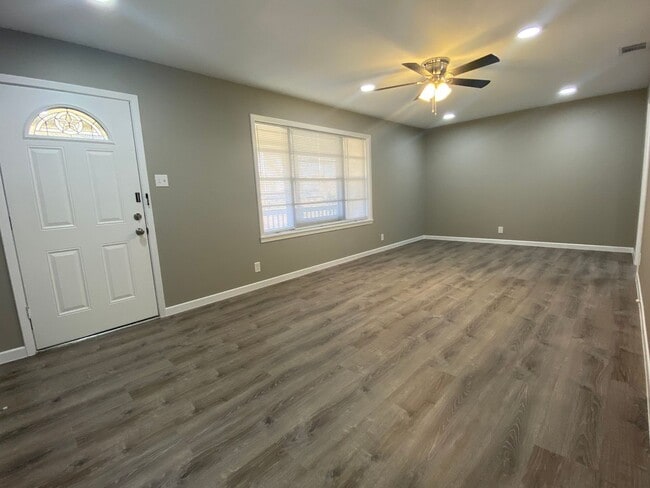 Building Photo - 1445 W Ball St