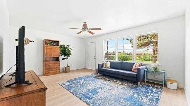Building Photo - PRE-LEASING for JULY - Modern Chic 3 Bedroom Home