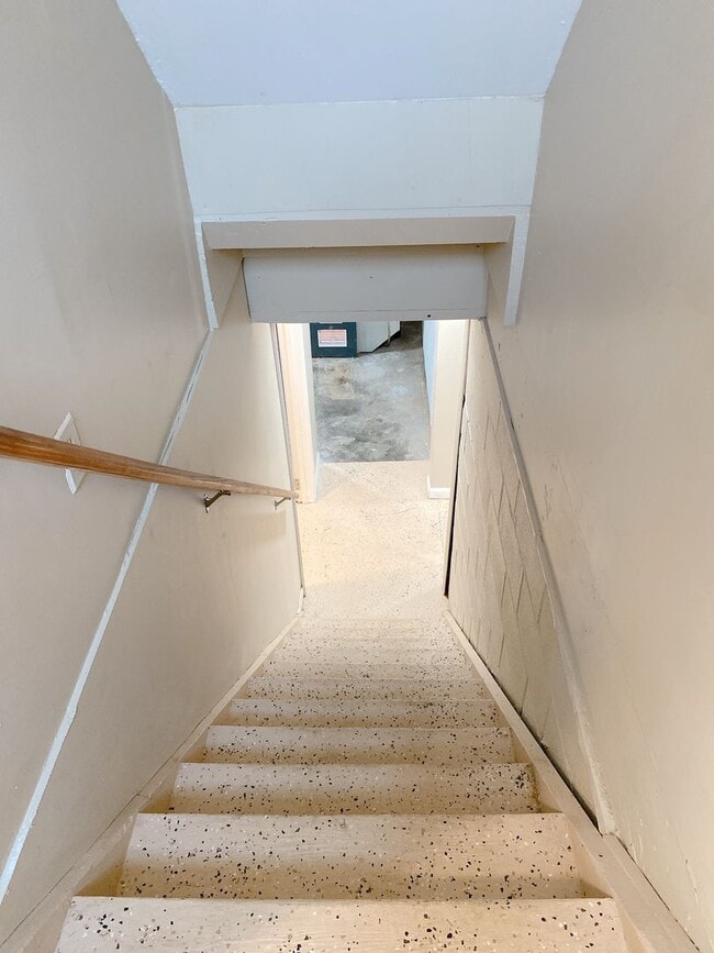 Building Photo - Beautifully updated 5 bed 2 bath house $2200