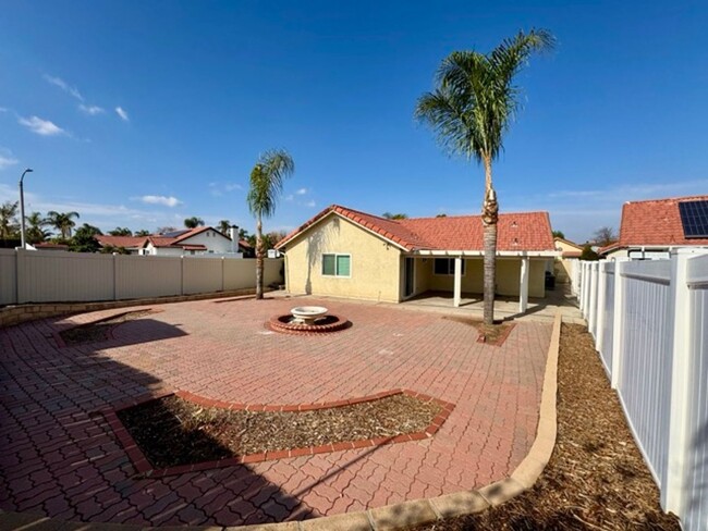 Building Photo - Beautifully Updated 3-Bedroom Home with Ne...