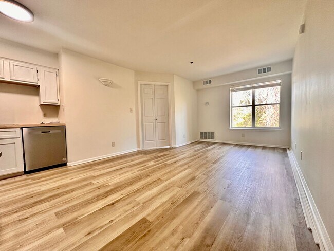 Building Photo - Newly Renovated 1B/1B Condo in Pointe of View located steps from Grand Boulevard!