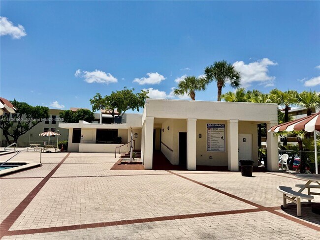 Building Photo - 8810 Fontainebleau Blvd