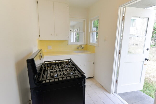 Building Photo - Spacious One Bedroom Single Family Home wi...