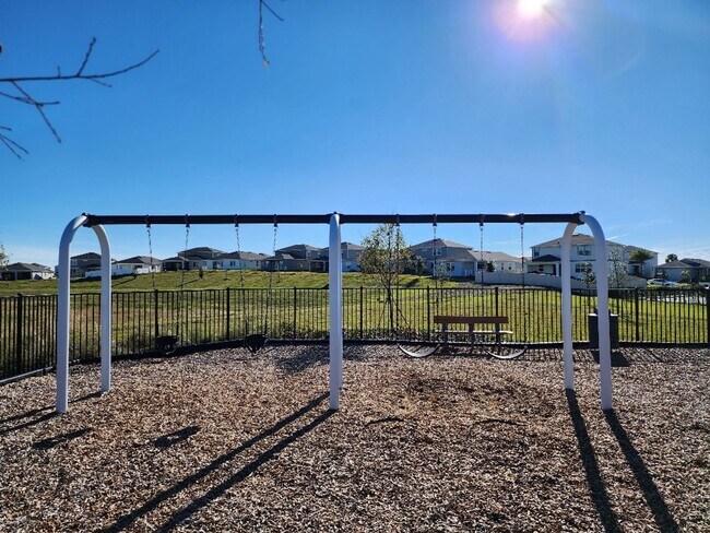 Building Photo - Gorgeous 3-Bedroom, 2-Bathroom Home in Cle...