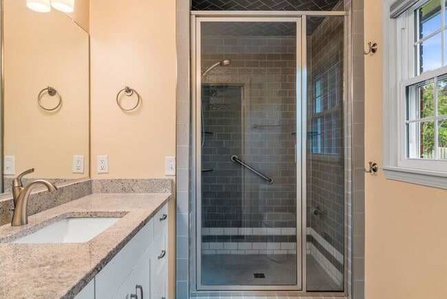 Building Photo - NW, Updated, Wood Floors, SS Appl., Den, D...