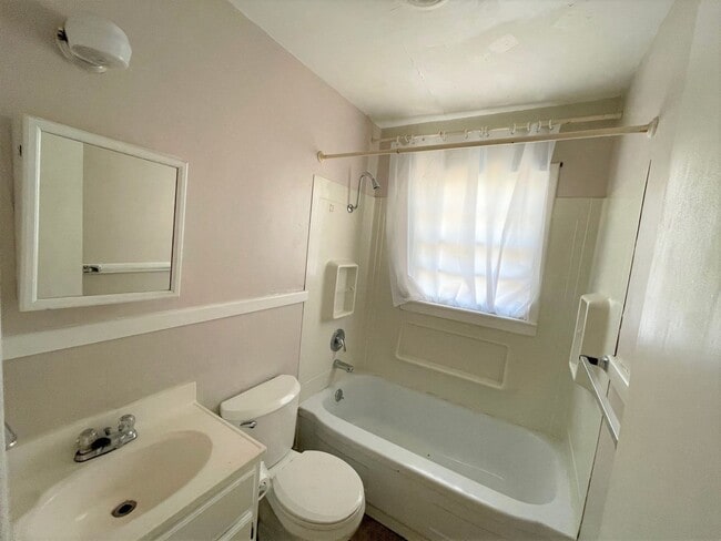 Building Photo - 2 bedroom unit across street from KSU Camp...