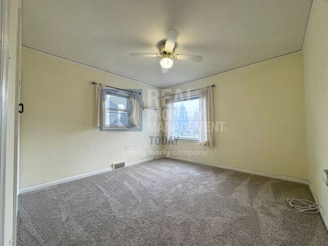 Building Photo - 910 N Union Ave