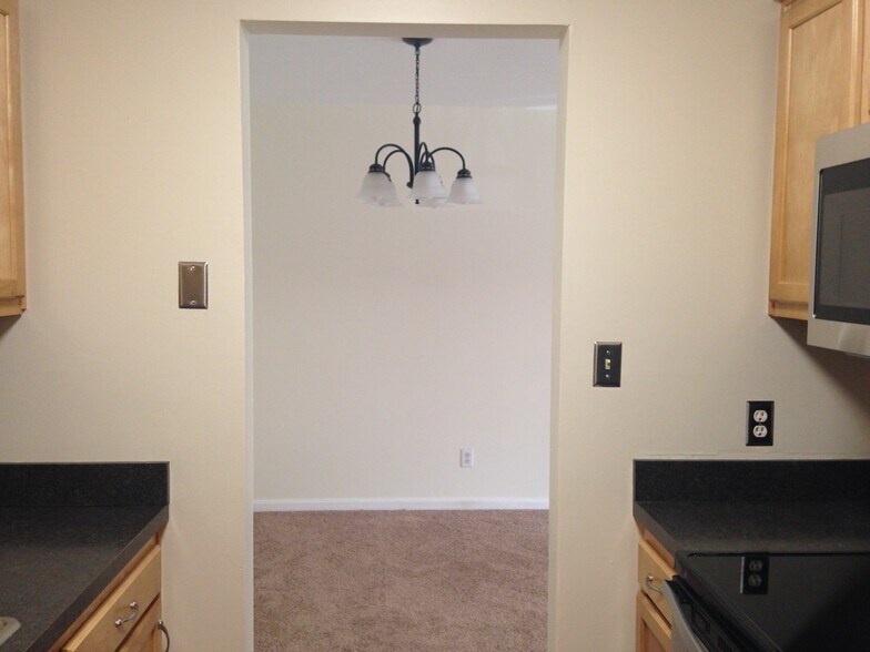 Building Photo - 809 Highwood Dr