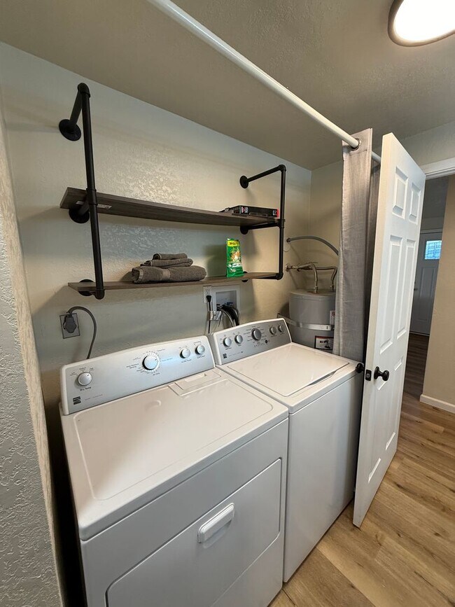 Building Photo - Beautifully renovated 2 bed/1 bath