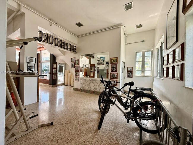 Building Photo - 901 Collins Ave