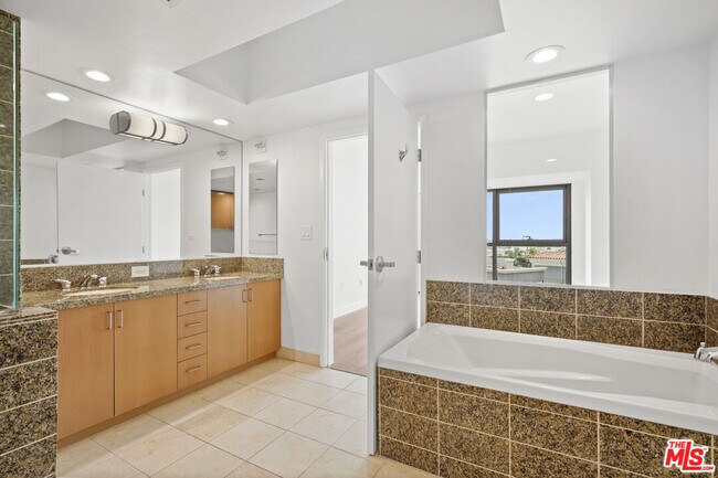 Building Photo - 13700 Marina Pointe Dr