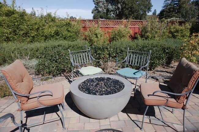 Building Photo - 1215 Altamead Dr