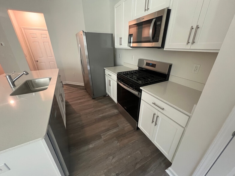 Building Photo - Room in Townhome on Starlight St