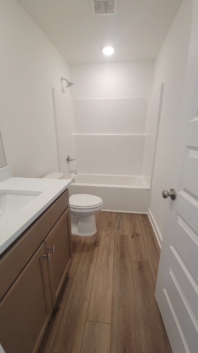 Building Photo - One fee month with 18-month lease!!! "Charming 3-Bed Oasis with Granite Elegance on Discovery Poi...