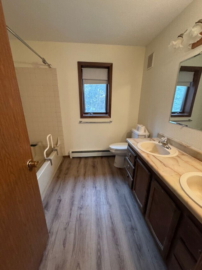 Building Photo - 5 Bedroom, 3 Bathroom, 2 Car Garage in North Pole - FUEL INCLUDED!