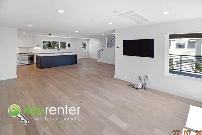 Building Photo - Newer Energy Efficient Luxury Townhouse in...