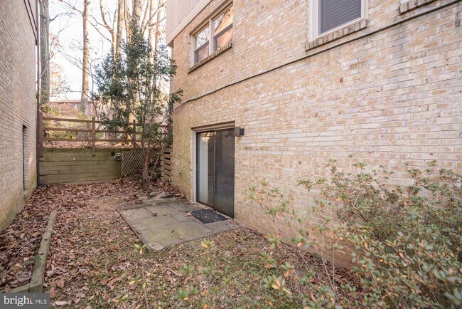 Building Photo - 9926 Great Oaks Way