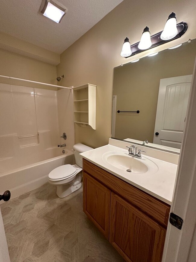 Building Photo - Spacious 2 bedroom 1 bath basement level apartment