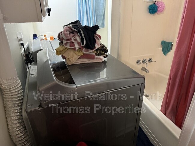 Building Photo - 400 School St