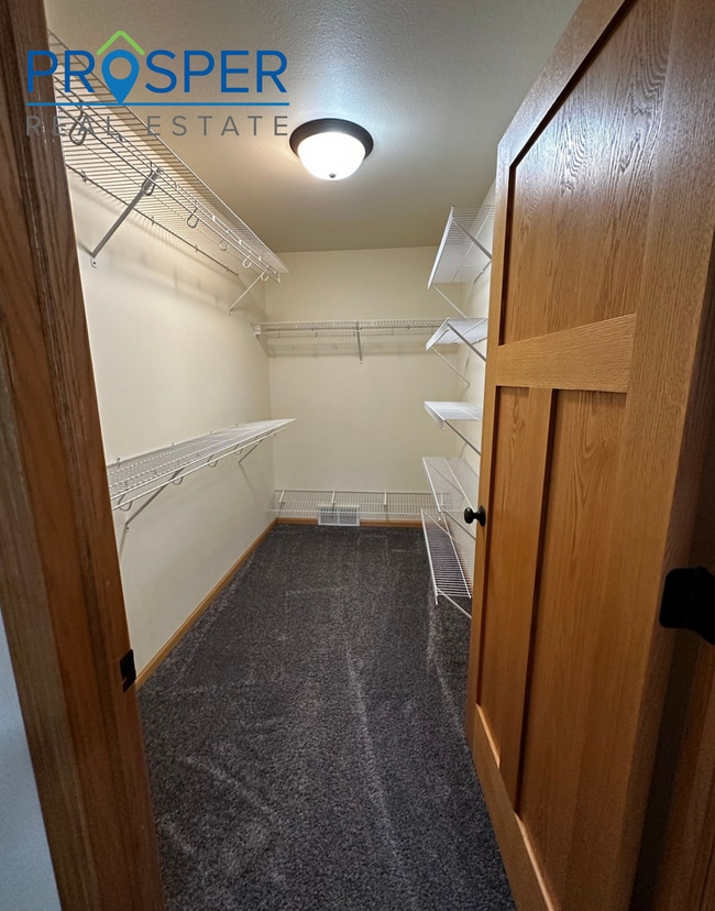 Building Photo - Charming Comfort Meets Prime Eau Claire Location!