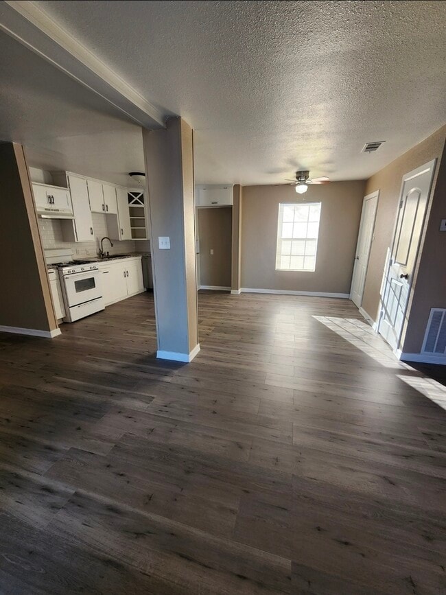 Building Photo - Move in ready!