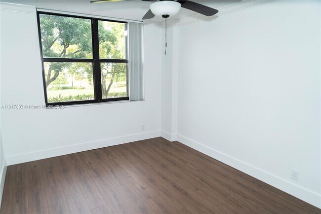 Building Photo - 105 Lake Emerald Dr