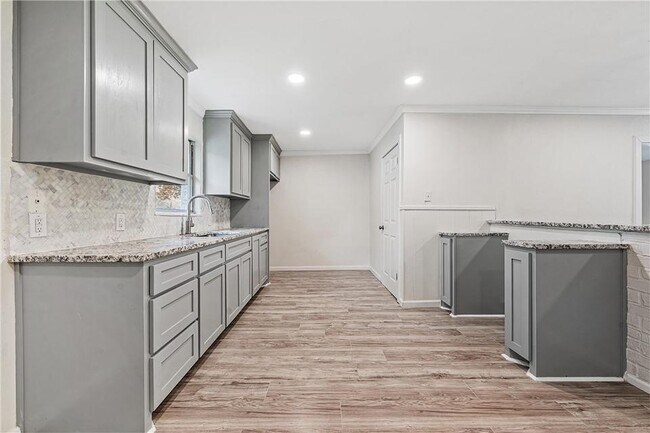 Building Photo - 4025 Hiland Dr