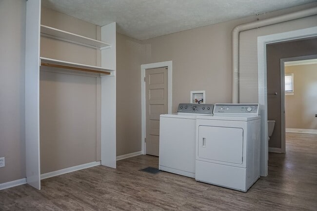 Building Photo - 5 Bedroom House Available!