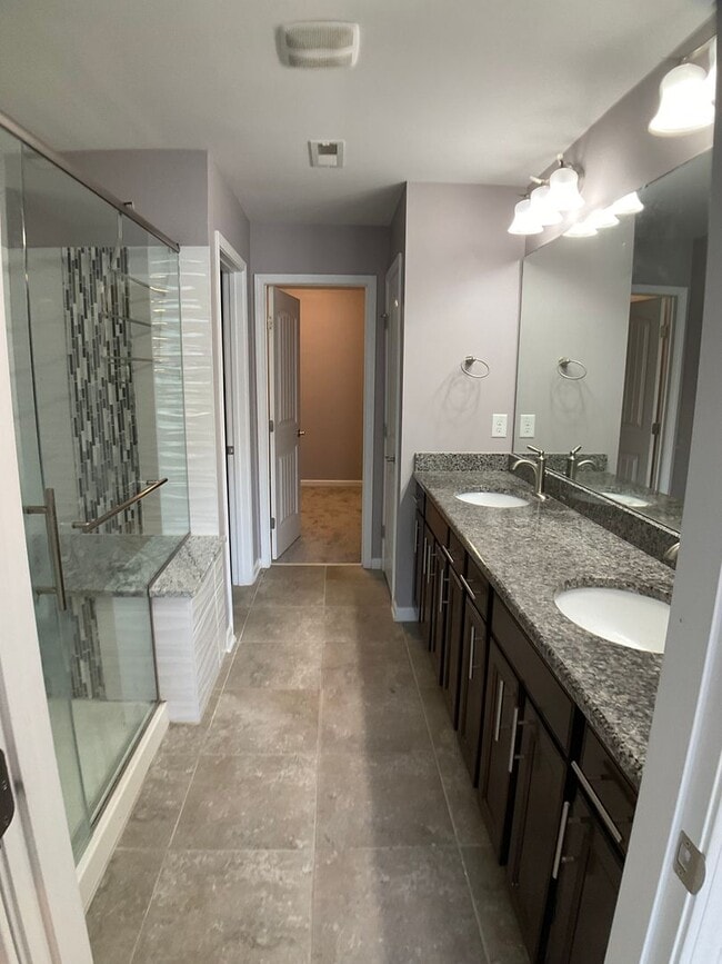 Building Photo - Gorgeous Townhome in Brier Crossings!