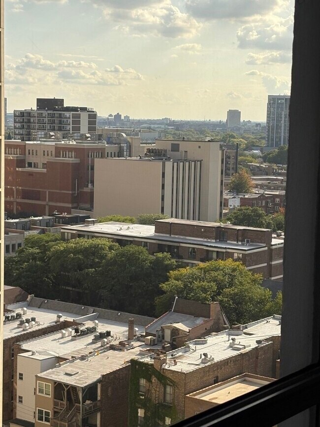 Building Photo - 2650 N Lakeview Ave