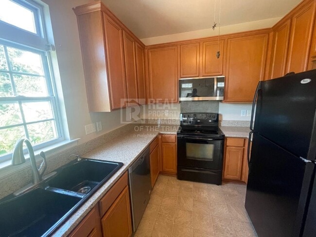 Building Photo - Amazing End Unit 3bd/2.5ba Townhome zoned ...