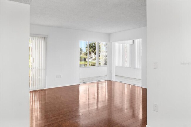Building Photo - 7304 W Country Club Dr N