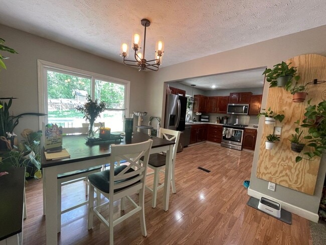 Building Photo - Bellevue Home For Rent!