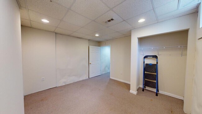 Building Photo - 6 BEDROOMS + 3 BATHROOMS Available August 19, 2027! Schedule to see it today!