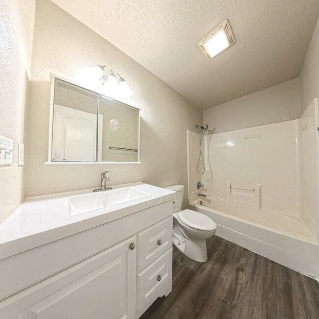 Building Photo - Charming 3 bedroom 2 bathroom home