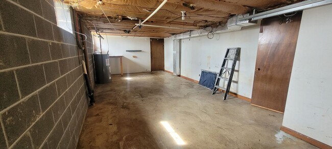Building Photo - 2 Story Brick 4/5 bedroom 2.5 Bath with Ga...