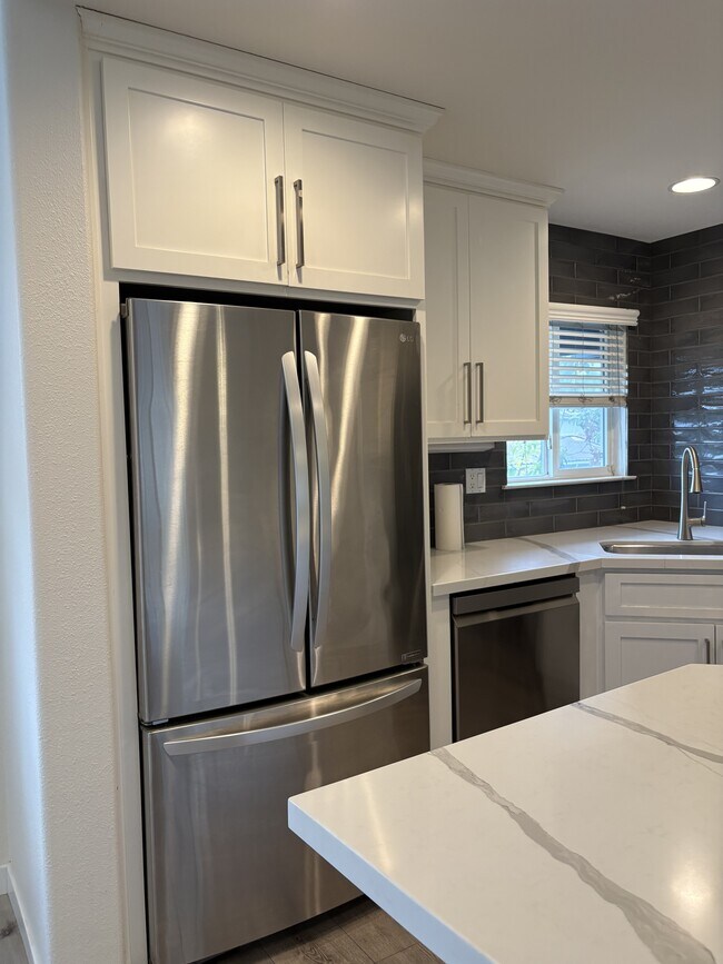 Building Photo - 4023 Bluff View Way