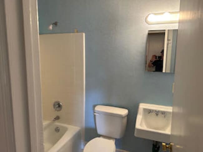 Building Photo - 212 Fairway Drive