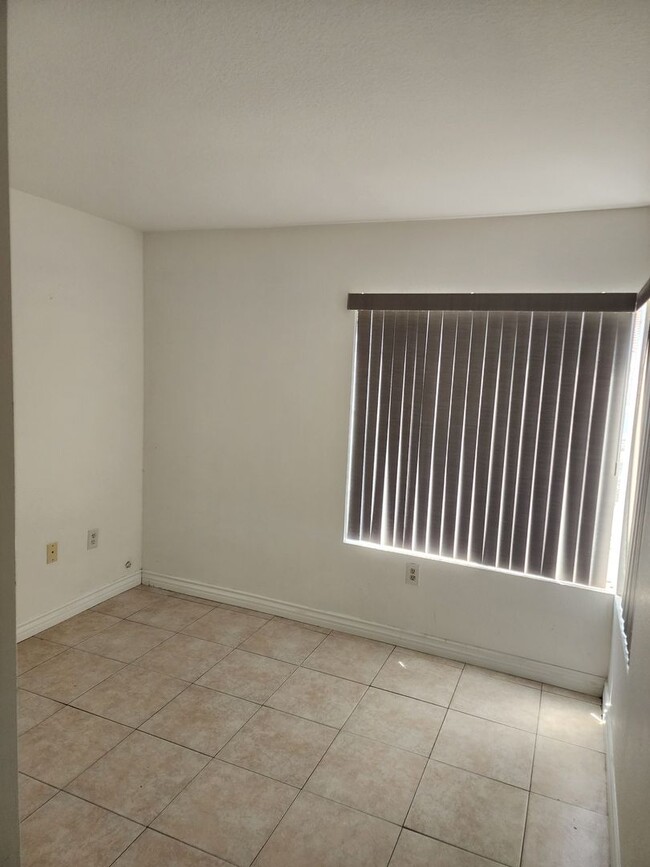 Building Photo - Vibrant 2 bedroom/2 bath condo in a great community with quick access to main commuter arteries