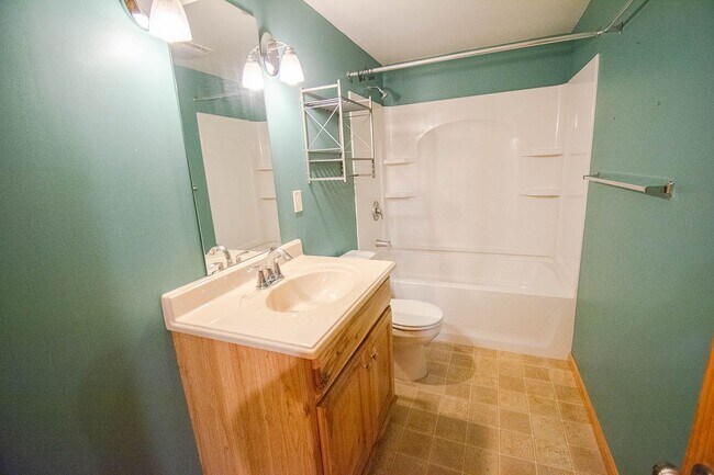 Building Photo - Ranch-style home with great fenced yard & patio!
