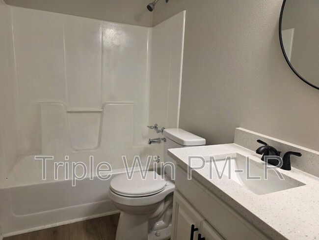 Building Photo - 68 Meadowlark Dr