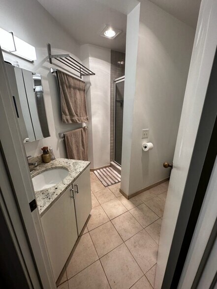 Master Bath 1 - 1931 Broadway E